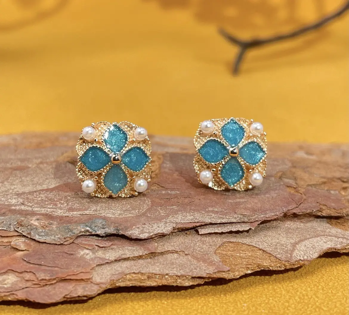 Piccoli orecchini a quadrifoglio placcati in oro antico gioiello blu bruciato color smalto