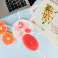 Sucettes naturelles casher halal avec votre logo imprimé marque privée saveurs aimables bonbons durs sans sucre motif de goût de fraise