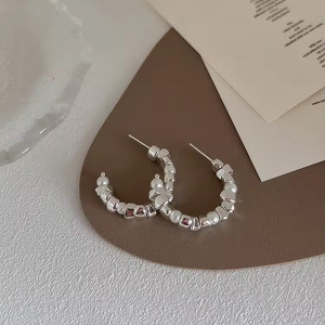 Pendientes de Aro en Forma de C con Perlas de Imitación, Chapados en Oro de 18K, Estilo Vintage Europeo - Product Image 4