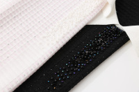 Blusa de punto transpirable blanca de verano para mujer con cuello polo, manga casquillo y diseño de rejilla hueca con puntos de diamantes de imitación