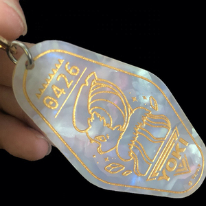 Fabbrica di alta qualità all'ingrosso marmorizzazione in bianco in ABS colorato a forma di diamante etichette di plastica Hotel portachiavi numero di camera Logo personalizzato - Product Image 2