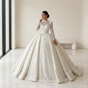 Robe de mariée Lscm105 en tulle ivoire, manches longues, coupe princesse, avec broderie florale scintillante, dos nu, style moderne et décolleté cœur - Product Image 1