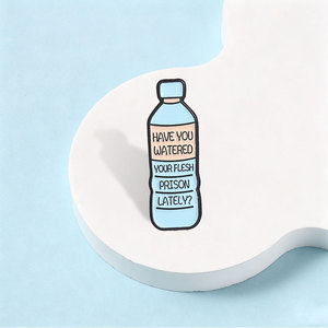 Spilla in smalto 'Have You Watered Your Flesh Prison Lately' con design a forma di bottiglia d'acqua e testo sardonico, distintivo per borsa - Product Image 3