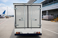 Véhicule utilitaire électrique 72V homologué pour la route avec caisse fermée et porte à enroulement pour les centres de villégiature, les hôtels et la logistique