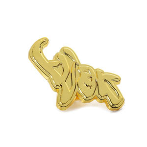 Alfileres de solapa personalizados de diseño gratuito Logotipo de marca de fábrica directa Palabra 3D Alfileres de sombrero chapados en oro brillante Insignia de nombre para traje - Product Image 2