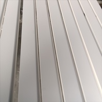 Moulures murales décoratives en bois massif blanc apprêté sur mesure, écologiques et durables, pour intérieur