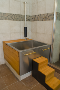 Jacuzzi Exterior de Diseño Moderno con Calefacción a Leña, Material de Cedro Rojo - Product Image 2