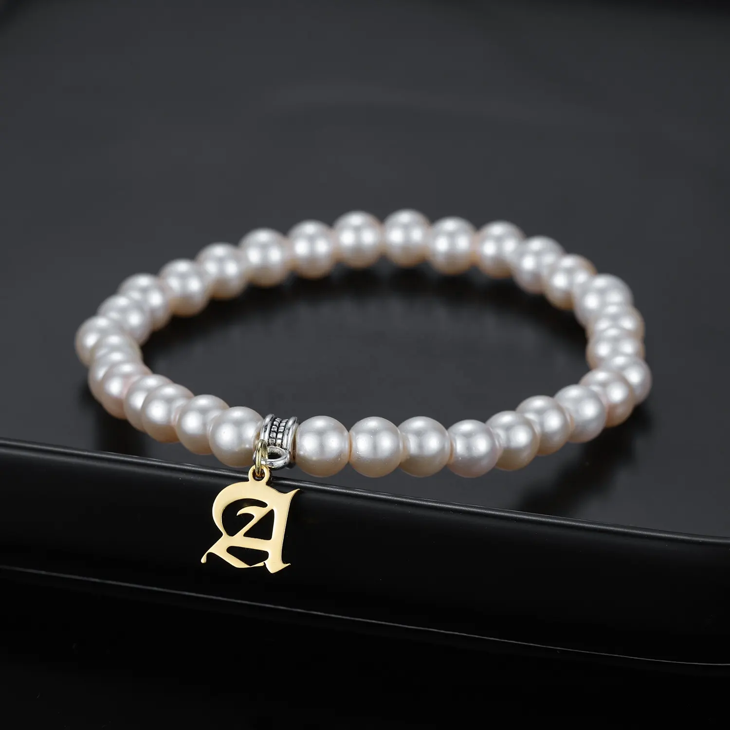 Neuer Trend personalisierte altenglische Buchstaben-Armbänder individuelle Initialen Perlenarmband für Damenzubehör