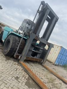 Chariot élévateur tout-terrain diesel KONECRANES 35 tonnes 4x4, mât monophasé, pneus pneumatiques, fourches 1000x1220mm, utilisé au port de Tianjin - Product Image 4