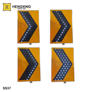 Avertissement extérieur <span class=keywords><strong>Direction</strong></span> du trafic Flèche clignotante jaune réfléchissante personnalisée Signalisation routière LED solaire - Product Image 3