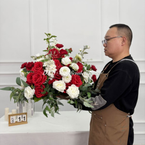 ลูกบอลดอกไม้ประดิษฐ์สำหรับงานแต่งงานของตกแต่งงานแต่งงานงานประดิษฐ์ทำจากผ้าไหมสีขาวและสีแดงดอกกุหลาบทรงกลมตามสั่ง - Product Image 6