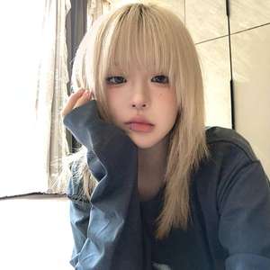 Peluca Larga y Lisa para Mujer Dm760, Color Blanco Dorado Claro con Flequillo Lateral, Línea de Cabello Natural, Encaje Transparente, Fibra Kanekalon - Product Image 5