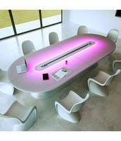 Tables de conférence de bureau en pierre artificielle au design incurvé, avec installation de prises électriques modernes sur mesure, pour école, maison et bureau