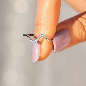 Anello minimalista con linea geometrica per donna, elegante e semplice, accessorio di moda quotidiano - Product Image 3