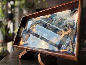 Bandeja de Madera con Acabado de Resina Artística que Combina Funcionalidad y Atractivo Estético, Ideal para Entretener Invitados - Product Image 4