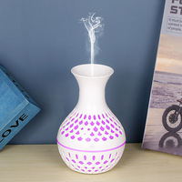 Nouveau mini humidificateur aromathérapeutique de bureau en plastique, à grain de bois sculpté, avec lumière d'ambiance sept couleurs et alimentation USB