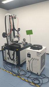 Máquina de soldadura y reparación láser de fibra de 6 ejes automática para moldes metálicos QCW CW con alimentador de alambre 150W 300W 1500W 1.5KW 2KW 3KW - Product Image 3