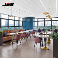 Ensemble de table et chaises de restaurant en cuir rembourré et marbre, projet commercial d'hôtellerie moderne de luxe sur mesure J2S