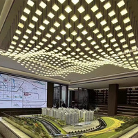 Lustre LED modulaire personnalisé non standard en forme de ligne de pêche, avec courbes ondulées et cubes assemblés, pour plafond suspendu en fer
