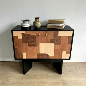 Aparador Moderno de Madera con Marquetería Geométrica, Gabinete de Almacenamiento de 2 Puertas con Tiradores de Latón, Mueble de Sala de Estar Estilo Mid-Century - Product Image 1