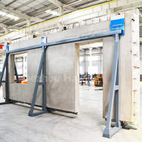 Table basculante pour éléments en béton avec structure en acier et entraînement hydraulique pour le démoulage dans une usine de production de pièces préfabriquées