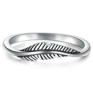 Anello Minimalista Europeo con Motivo a Foglia, Elegante e Versatile per Uso Quotidiano Femminile - Product Image 1