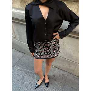 Blusas y Camisas Elegantes para Mujer con Cuello Queen, Serie 2500 - Product Image 2