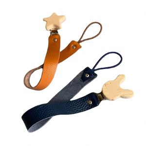 Attaches de poussette durables YY en cuir PU et bois organique avec porte-sucette personnalisé pour cadeaux de bébé - Product Image 3