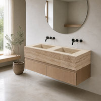 Meuble-lavabo double vasque en travertin beige rustique avec façade cannelée, tiroirs en bois et double bassin, autoportant, pour projet de salle de bain principale
