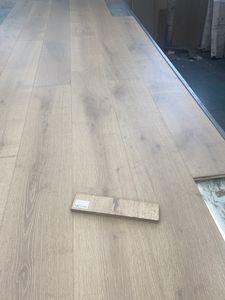 Parquet en bois d'ingénierie en chêne européen naturel, finition laque UV, système de pose à clipser 190 mm, qualité ABCD, pour villas élégantes en intérieur - Product Image 4