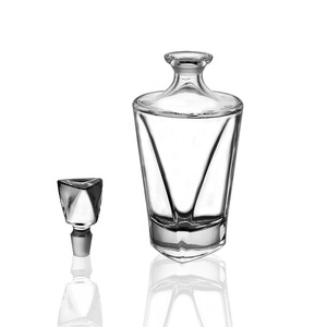 N44 Forma de triángulo único Decantador de whisky de lujo moderno Botella de vidrio transparente de cristal para whisky y <span class=keywords><strong>vino</strong></span> - Product Image 3
