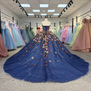 Vestido de Quinceañera Azul Marino con Brillo y Apliques Florales, Antiestático, con Cola de Capilla, de Organza, Modelo 1570 - Product Image 4
