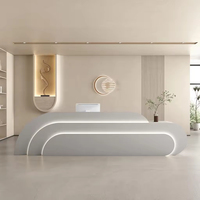 Comptoir de réception moderne sur mesure, long et incurvé, avec éclairage LED encastré, pour bureau, hôtel, salon de beauté
