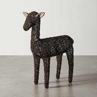 Statue de cerf en rotin tissé à la main, élégante sculpture de cerf en osier pour la décoration de la maison