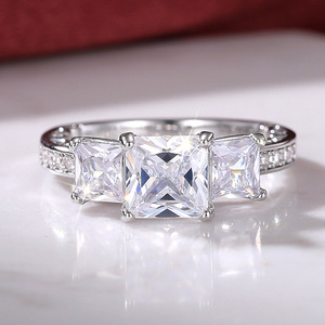 Anello Geometrico Scintillante a Quattro Punte per Donne, Elegante Gioiello da Dito alla Moda - Product Image 1