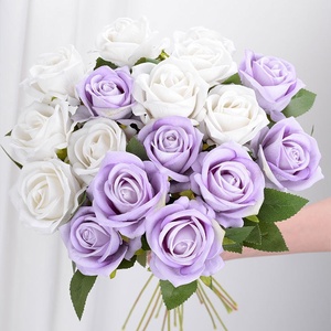 Proveedor de Venta Directa, Ramo de Flores Artificiales de Rosas de Terciopelo Hechas a Mano para Boda, Día de la Madre, Diseño Moderno y Ligero - Product Image 5
