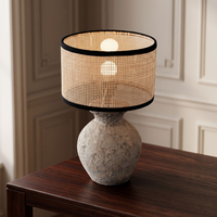 Lampe de table en céramique minimaliste Japandi alimentée par courant alternatif avec abat-jour en rotin en forme de tambour, idéale pour la table de chevet