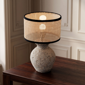 La lampe de table minimaliste Japandi en rotin tressé, avec un abat-jour en rotin en forme de tambour, est idéale pour une table de chevet ou une table de nuit. - Product Image 2