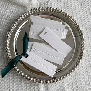 En stock – Étiquettes volantes en coton 9x3cm avec logo gaufré « MERCI » pour vêtements et cadeaux – Accepte la conception personnalisée - Product Image 2