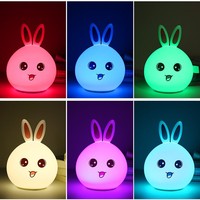 Veilleuse LED Lapin Mignon Moderne en ABS Blanc avec Contrôle Tactile et Télécommande, Recharge USB, Design Cartoon, Idéale pour Hôtels, Écologique