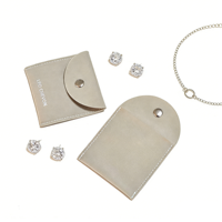 Pochette personnalisée mini gris clair avec bouton pour boucles d'oreilles, colliers et bijoux