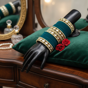 Ensemble de bracelets en velours avec pierres Kundan et perles plaquées or vert, taille 2.6, collection de bijoux élégants et raffinés - Product Image 3