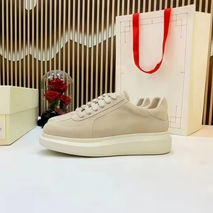 Baskets décontractées de luxe en cuir véritable pour hommes et femmes, à plateforme, bout rond, semelle intermédiaire EVA amortie, semelle extérieure en caoutchouc, style marche - Product Image 1