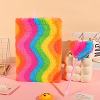 Carnet A5 en peluche couverture rigide arc-en-ciel et stylo bille Cœur – Cadeau Saint-Valentin tendance pour étudiants (Instagram)