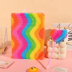 Cuaderno de Tapa Dura con Diseño de Arcoíris A5, Juego de Bolígrafos de Peluche, Regalo para el Día de San Valentín, Cuaderno para Estudiantes, Popular en Instagram - Product Image 6