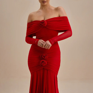 Robe longue plissée rouge à épaules dénudées, motif floral, coupe ajustée, style soirée, avec superposition transparente - Product Image 2