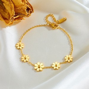 Conjunto de Joyería con Diseño de Flor de Margarita |   Collar, Pulsera, Aretes y Brazalete de Acero Inoxidable con Baño de Oro PVD de 18K, Hipoalergénicos e Impermeables - Product Image 3