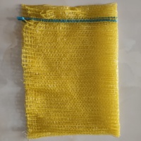 Op maat gemaakte felgele PE PP Raschel mesh tas met trekkoord, ademende netzak voor verpakking van aardappelen, uien, fruit, groenten en citroenen