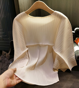 Maglietta da donna plissettata a pieghe di nicchia indossabile anteriore e posteriore ampia plus size puro colore tutto abbinato - Product Image 1