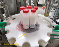 Ligne de remplissage automatique de bouteilles de yaourt à la fraise de 300 ml et 500 ml, machine de production de remplissage et de bouchage de liquides laitiers